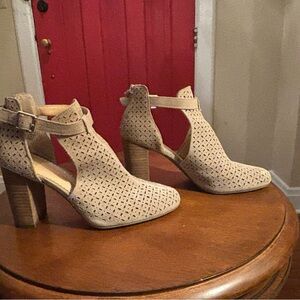 Versatile Tan Women's block heels, Ankle buckle